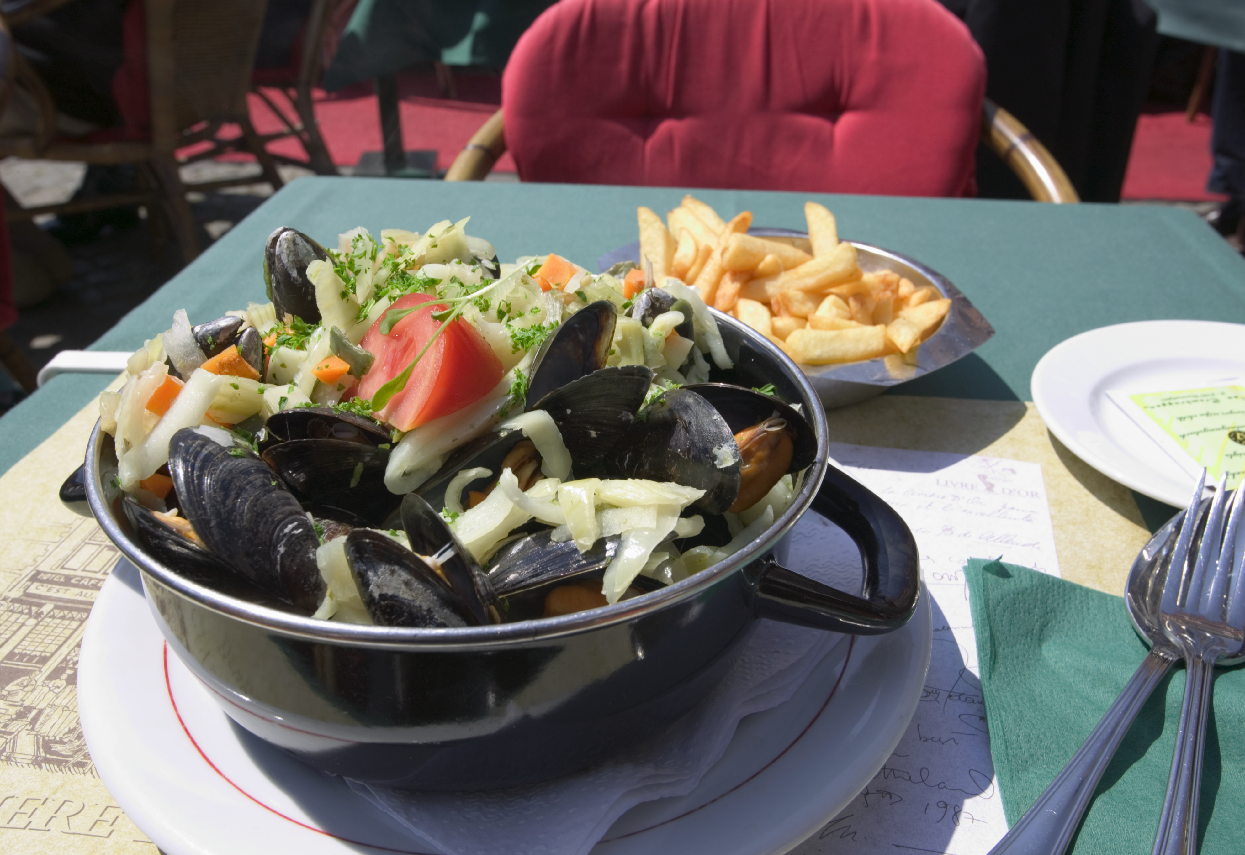 We stopped for lunch at one of the countless bars serving mussels