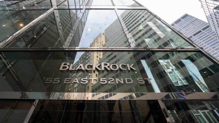 Bitcoin Tops Crypto Priority for Blackrock Clients as IBIT Holdings Reach 293K BTC
