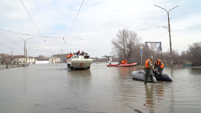 © Reuters. Rescuers ride on and an amphibious vehicle along a flooded street of Orsk, Russia April 9, 2024, in this still image taken from video. REUTERS TV via REUTERS