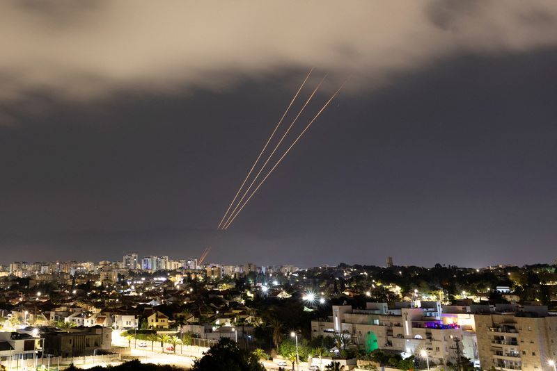 © Reuters. An anti-missile system operates after Iran launched drones and missiles towards Israel, as seen from Ashkelon, Israel April 14, 2024. REUTERS/Amir Cohen   