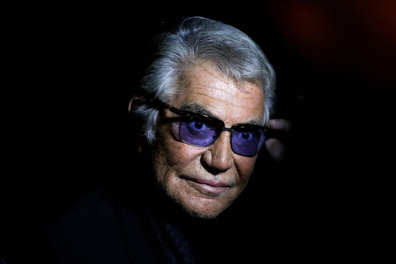 © Reuters. FILE PHOTO: Italian designer Roberto Cavalli poses before the start of his Spring/Summer 2014 collection during Milan Fashion Week September 21, 2013. REUTERS/Max Rossi/File Photo