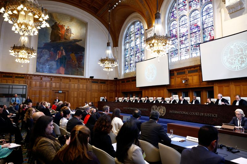 © Reuters. Judges and delegates sit in the courtroom as Nicaragua is set to ask the International Court of Justice on Monday to order Berlin to halt military arms exports to Israel and reverse its decision to stop funding U.N. Palestinian refugee agency UNRWA, in The Hague, Netherlands, April 8, 2024. REUTERS/Piroschka van de Wouw