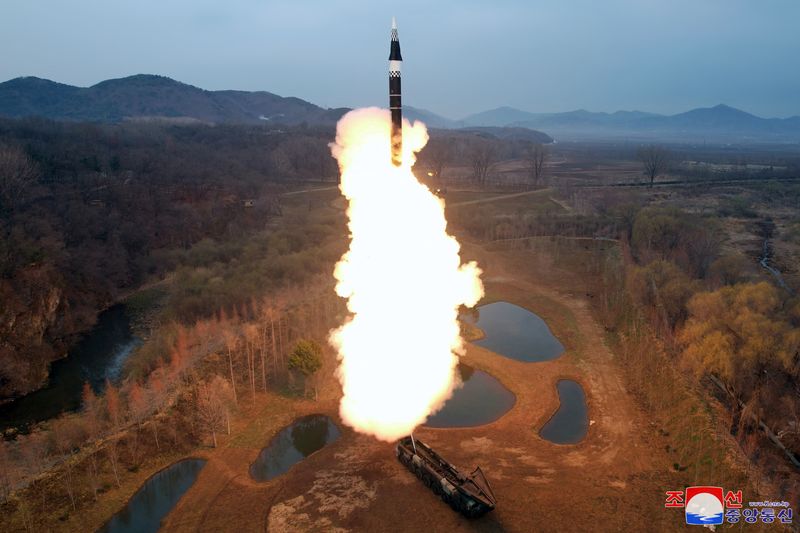 © Reuters. A missile is launched, as the state media reports North Korea test-fired a new mid- to long-range solid-fuel hypersonic missile, at an unknown location in North Korea, April 2, 2024, in this picture released on April 3, 2024, by the Korean Central News Agency. KCNA via REUTERS 