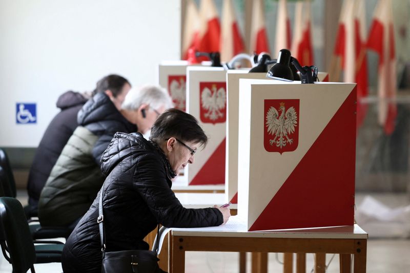© Reuters. People vote during the Polish local elections at a polling station in Sopot, Poland, April 7, 2024. REUTERS/Lukasz Glowala