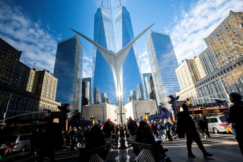 © Reuters. FILE PHOTO: People walk around the Financial District near the New York Stock Exchange (NYSE) in New York, U.S., December 29, 2023. REUTERS/Eduardo Munoz//File Photo
