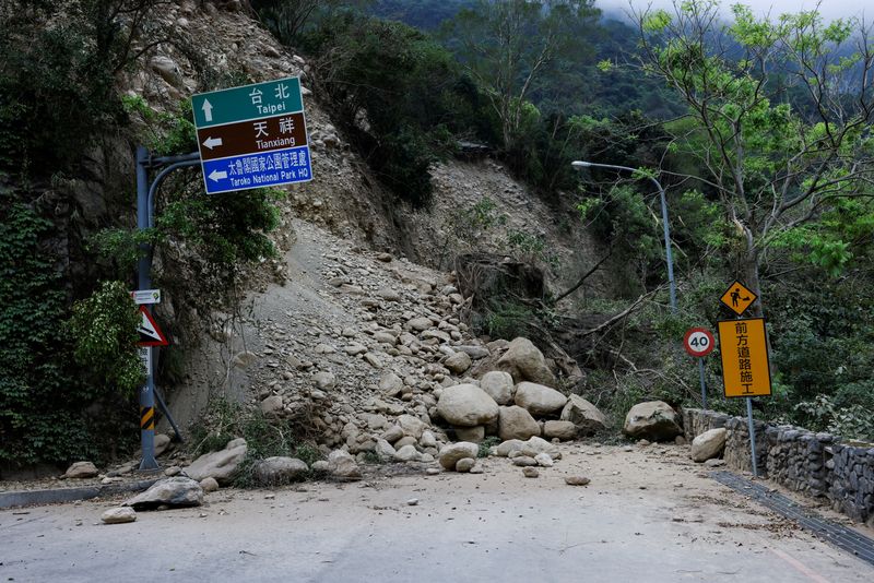 © Reuters. A general view of a road blocked due to a landslide, following the earthquake, in Hualien, Taiwan April 5, 2024. REUTERS/Tyrone Siu