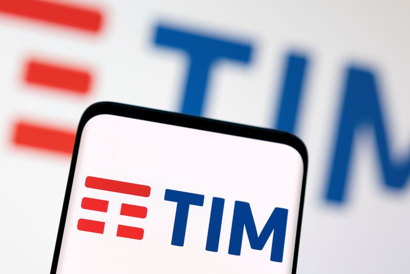 © Reuters. FILE PHOTO: Telecom Italia (TIM) logo is seen displayed in this illustration taken, May 3, 2022. REUTERS/Dado Ruvic/Illustration/File Photo