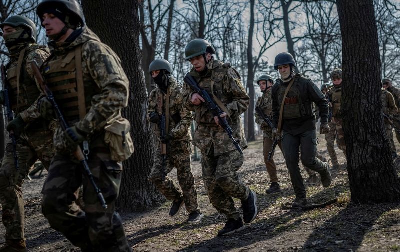 © Reuters. FILE PHOTO: Volunteers who aspire to join the 3rd Separate Assault Brigade of the Ukrainian Armed Forces take part in a basic training, amid Russia's attack on Ukraine, in Kyiv region, Ukraine March 5, 2024. REUTERS/Viacheslav Ratynskyi/File Photo